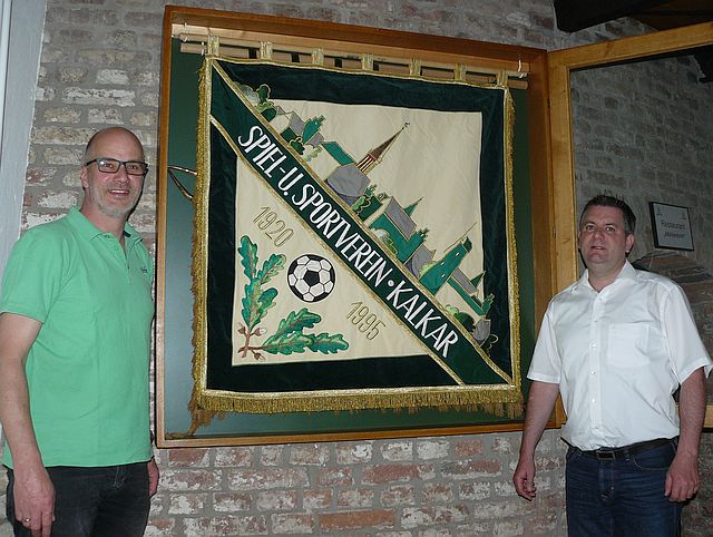 Vereinsvorsitzender Marco van de Löcht und Stefan Waechter für die Jugendabteilung packten beim Umzug der Vereinsfahnen an.